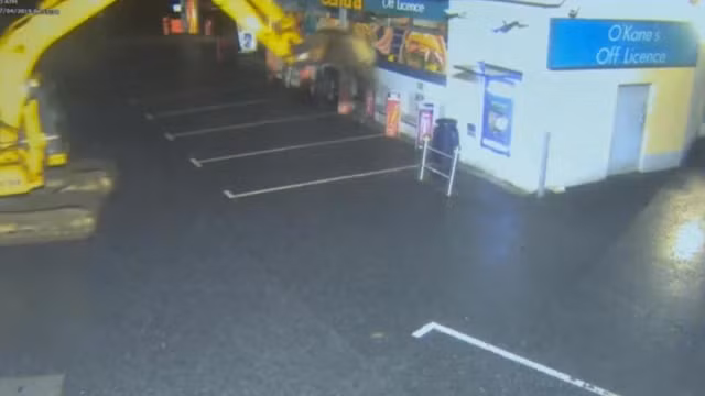 Video: Trộm chơi lớn dùng máy xúc phá cây ATM lấy thùng chứa tiền Video: Trom choi lon dung may xuc pha cay ATM lay thung chua tien
