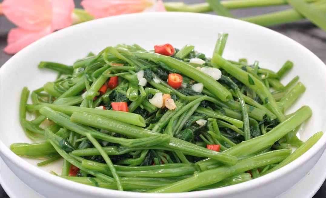 Tuyệt chiêu giúp rau muống xào xanh như ngọc, giòn ngọt hết chê - Hình 5 Tuyet chieu giup rau muong xao xanh nhu ngoc, gion ngot het che-Hinh-5