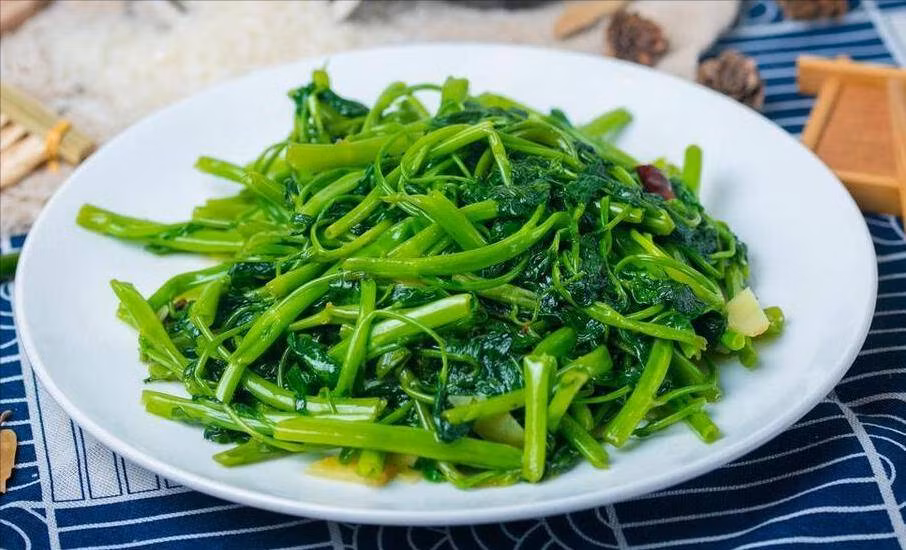 Tuyệt chiêu giúp rau muống xào xanh như ngọc, giòn ngọt hết chê - Hình 4 Tuyet chieu giup rau muong xao xanh nhu ngoc, gion ngot het che-Hinh-4