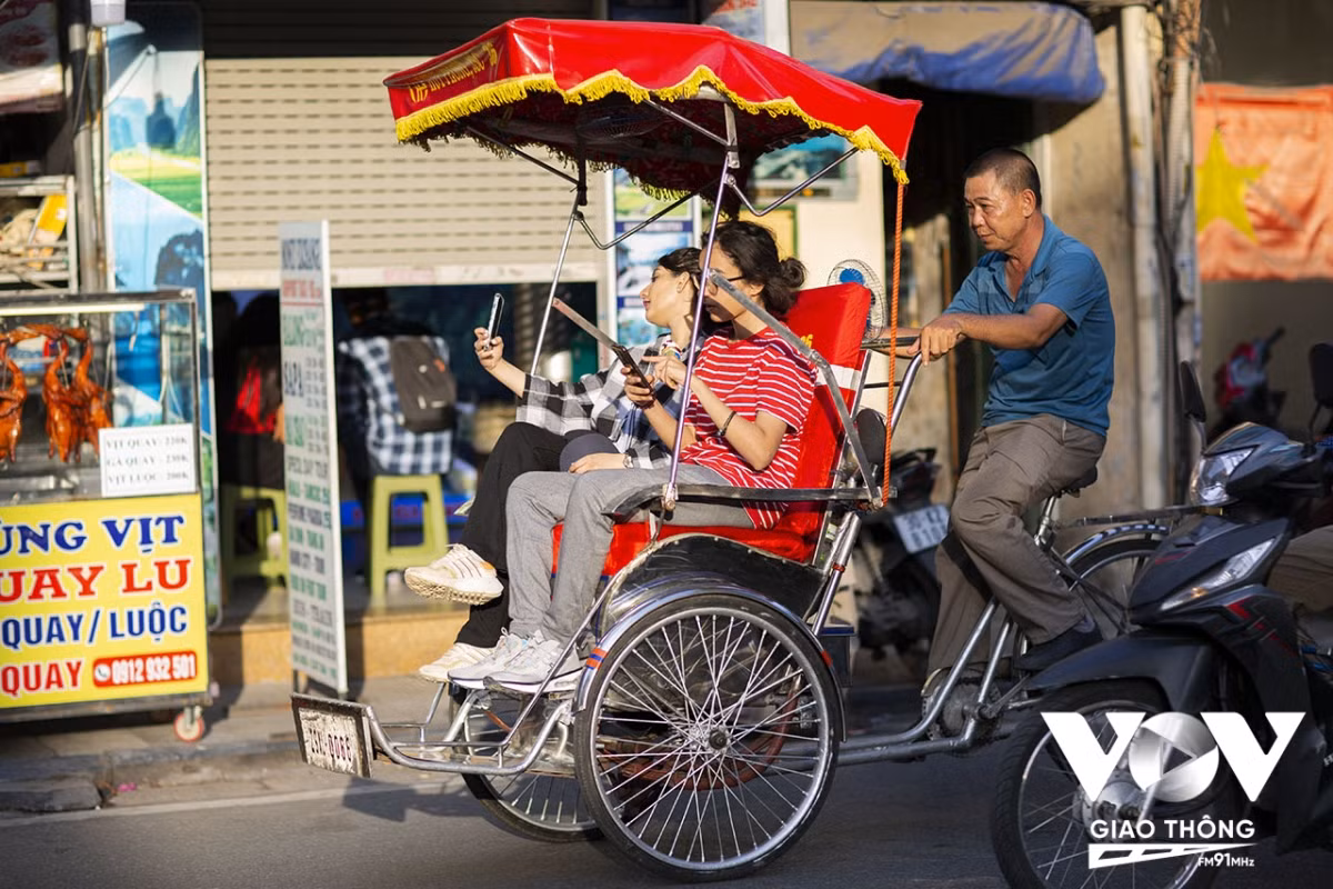 Du khach nuoc ngoai lai thoai mai tham thu pho co Ha Noi