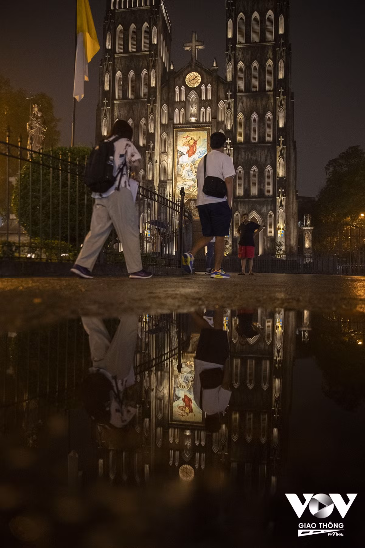 Khách du lịch thăm Nhà thờ Lớn Hà Nội.