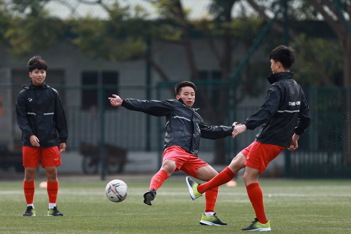 U20 Viet Nam nhoi the luc trong buoi tap khai xuan-Hinh-8