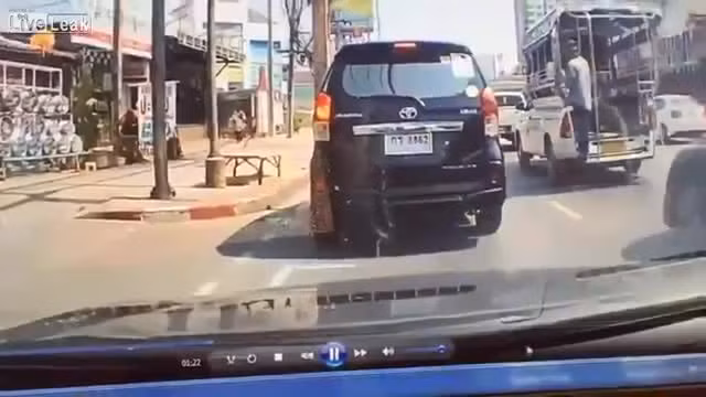 Video: Đang đi đường, người đàn ông "tung cước" đá vào mặt bé trai Video: Dang di duong, nguoi dan ong