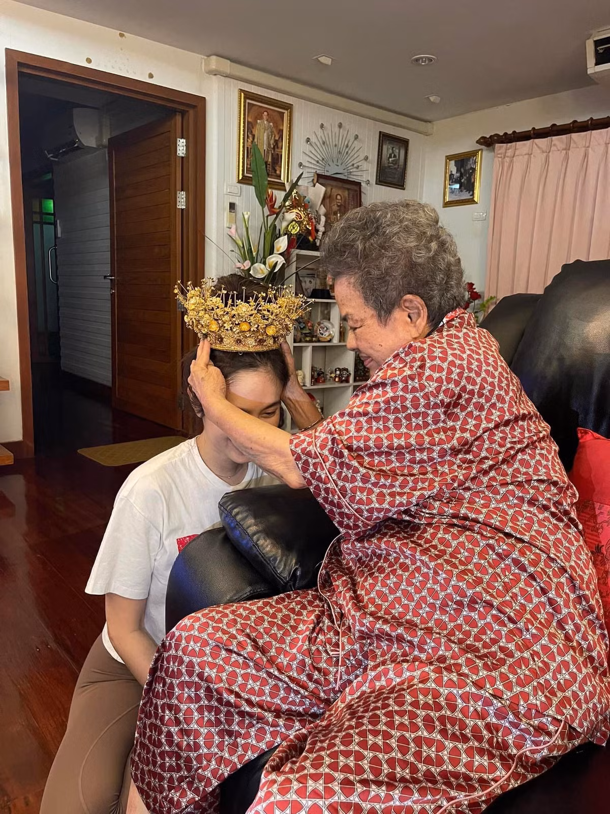 Hoa hậu chuyển giới Nong Poy được nhà chồng tặng vương miện vàng Hoa hau chuyen gioi Nong Poy duoc nha chong tang vuong mien vang
