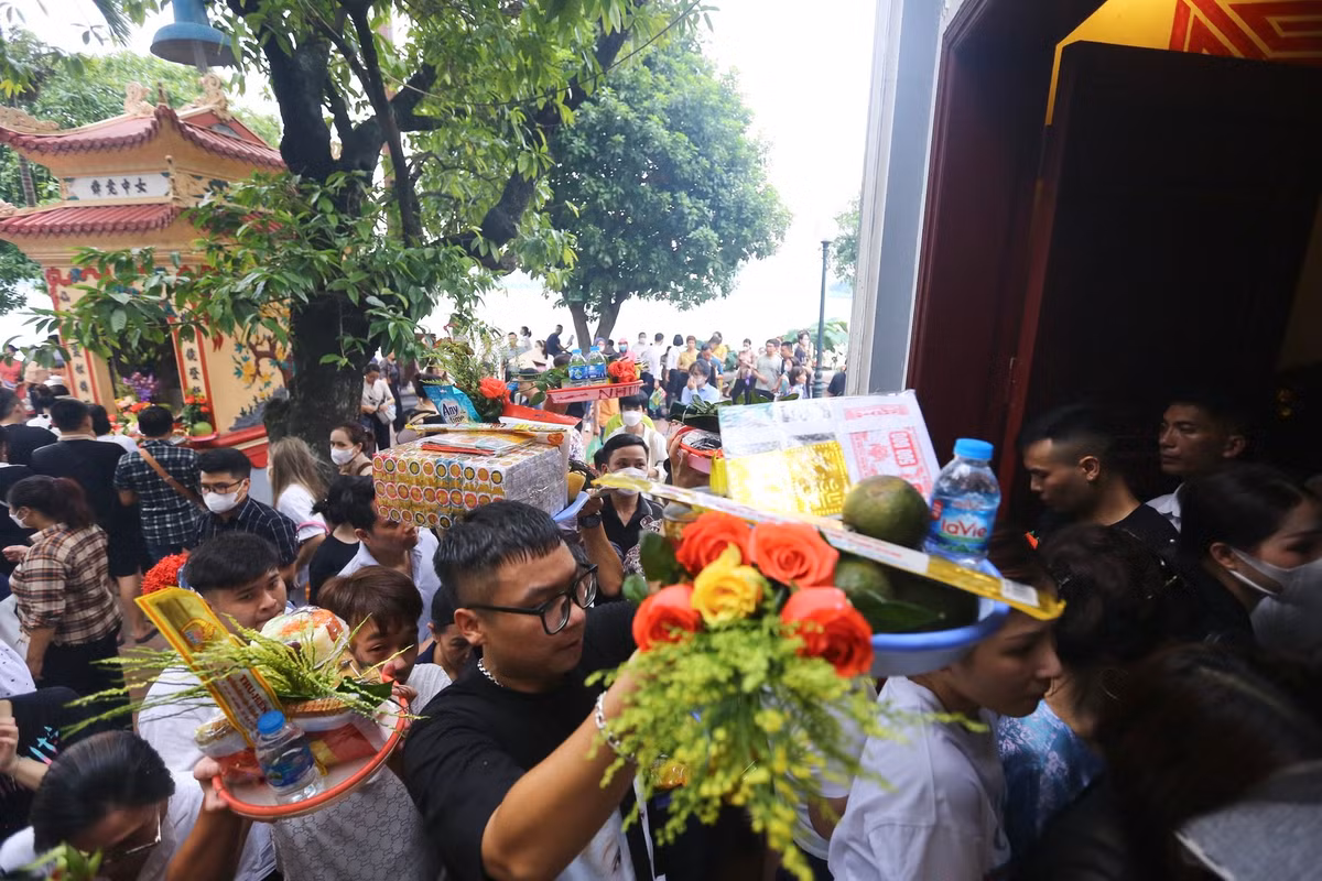 Mọi người đều mong muốn những điều tốt đẹp, may mắn trong tháng 7 Âm lịch khi đến hành lễ ở Phủ Tây Hồ.
