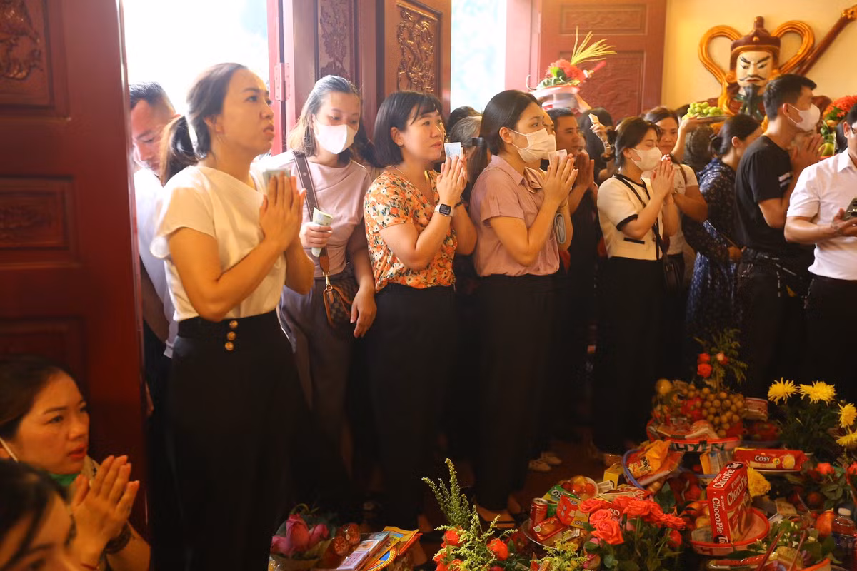 Phủ Tây Hồ, thuộc phường Quảng An, quận Tây Hồ, Hà Nội, thờ Mẫu Liễu Hạnh được cho là một trong những chốn linh thiêng của đất Kinh kỳ.