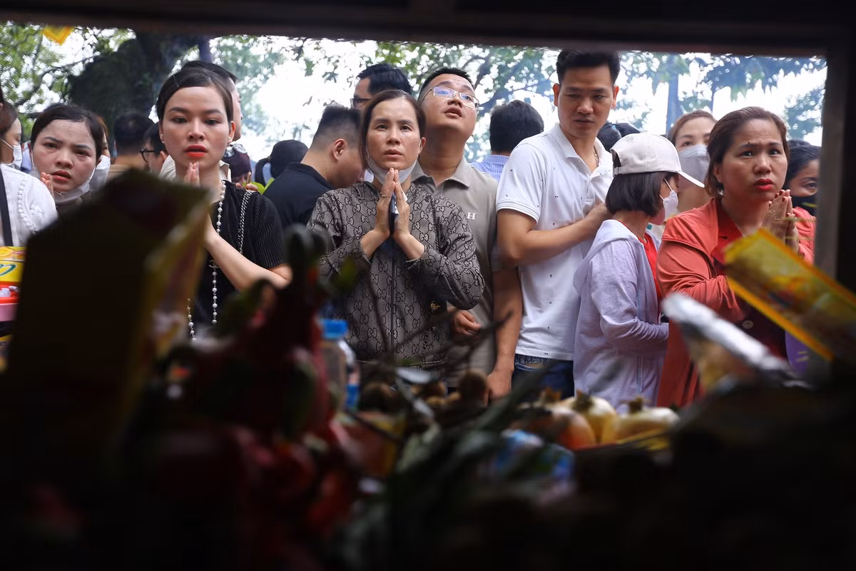 Càng về buổi trưa càng đông, đây là thời gian dân công sở tranh thủ nghỉ trưa để đi lễ.