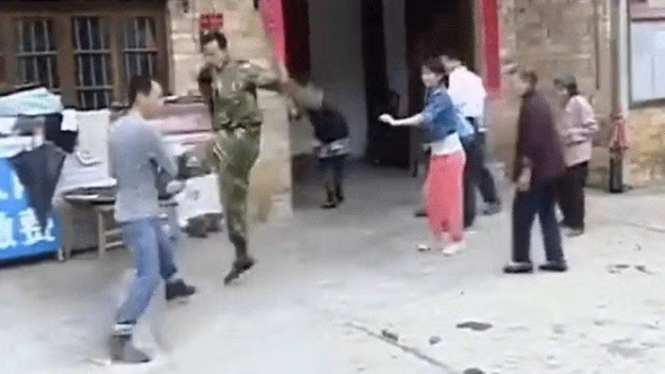 Chong chung kien canh vo dong kinh ngay dem tan hon