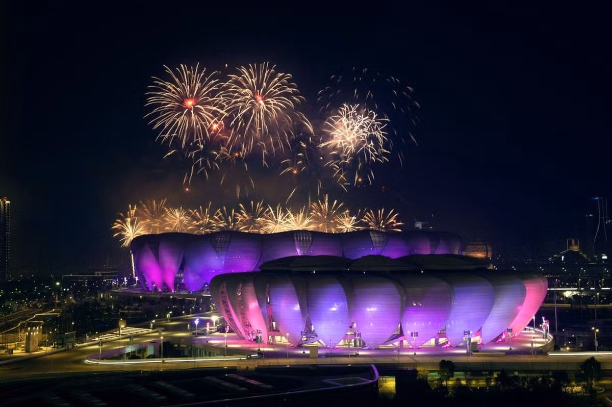 Trước lễ khai mạc Asiad 19, sân Big Lotus từng tổ chức buổi hòa nhạc châu Á, nơi quy tụ những ca sĩ nổi tiếng của Trung Quốc và châu Á. Giờ đây, sân Big Lotus trở thành điểm đến tham quan của du khách mỗi khi tới Hàng Châu. Ảnh: Getty, Góc nhìn từ bên trong sân Big Lotus. Ảnh: Getty.
