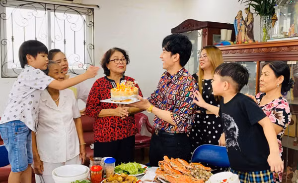 Trong một lần tổ chức tiệc sinh nhật cho mẹ, Đan Trường yêu thương viết: "Sinh nhật má Đan Trường tròn 65 tuổi. Ba má mình bằng tuổi nhau 65 tuổi đó cả nhà. Khi ba má mình 21 tuổi là sanh ra mình rồi, ham vui sớm ghê hôn, nhờ có tui sớm nên được nhờ sớm đó cả nhà kakaka. Má mình không thích làm sinh nhật má mình rất là mắc cỡ, ngại, không thích chưng diện và cầu kỳ. Má mình chỉ làm sinh nhật khi mình đang ở Việt Nam hoặc không đi diễn. Từ lúc cuộc sống khó khăn đến khi khá hơn gia đình mình cũng không ai tổ chức sinh nhật hoành tráng cả nên buổi tiệc sinh nhật nào cũng vậy rất là ấm cúng và đơn giản. Chúc má và ba luôn bình an, có nhiều sức khoẻ, sống mãi với chúng con. Thương ba má". Với mẹ ruột Đan Trường, bà chỉ tận hưởng tình cảm con cái dành cho mình. Xuất thân nghèo khó nên bà chỉ muốn sống thật giản dị, không ưa hào nhoáng.