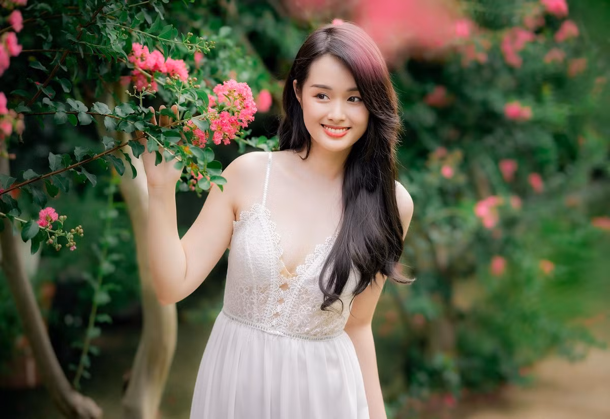 Nhiều bạn trẻ tự tin khoe sắc bên hoa tường vi nở rộ.