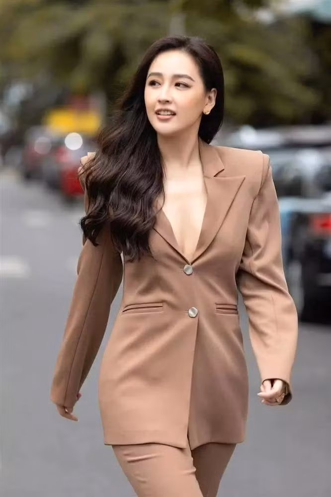 Bỏ qua những lần biến đồ hiệu thành đồ chợ, Mai Phương Thúy khi lên đồ nghiêm túc lại khiến khán giả ngây ngất.