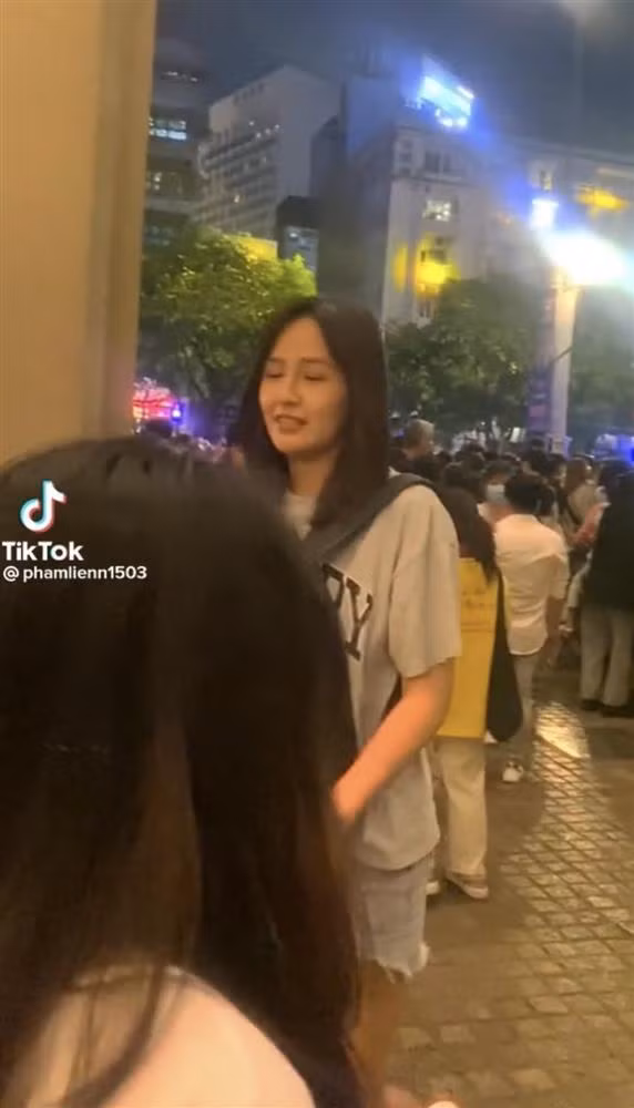 Bù lại, người đẹp ghi điểm với gương mặt tươi tắn, làn da trắn mịn không tì vết qua camera thường. Chiều cao vượt trội cũng giúp nàng hậu chiếm trọn spotlight giữa đám đông.