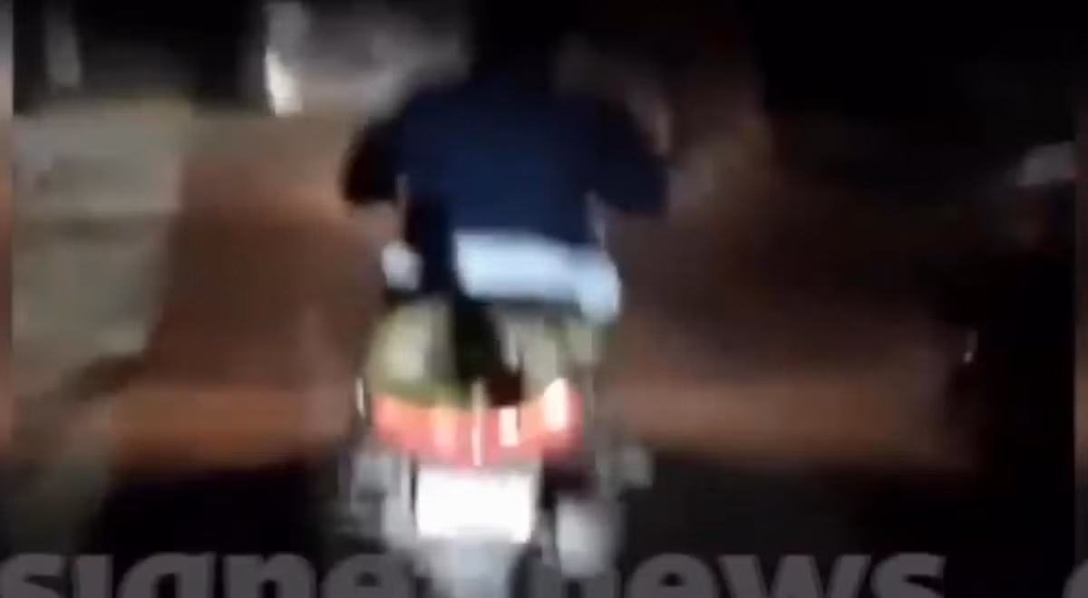 Video: Say ruou, nguoi dan ong cho tran khung toi don canh sat