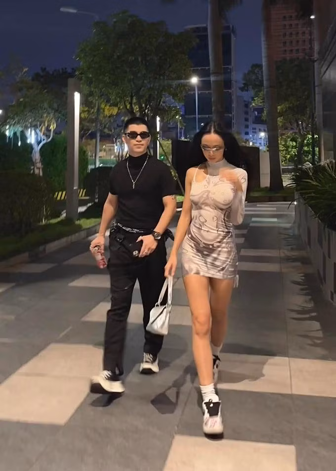 Trong cuộc trò chuyện mới đây cùng MC Nguyên Khang, Cường Seven tiết lộ lần đầu gặp bạn gái, anh cảm nhận đối phương có phần "ăn chơi". Khi bắt đầu mối quan hệ, nam ca sĩ sợ cả hai khó bền chặt, nhưng về sau, anh thấy giữa mình và bạn gái có sự đồng điệu về cảm xúc.