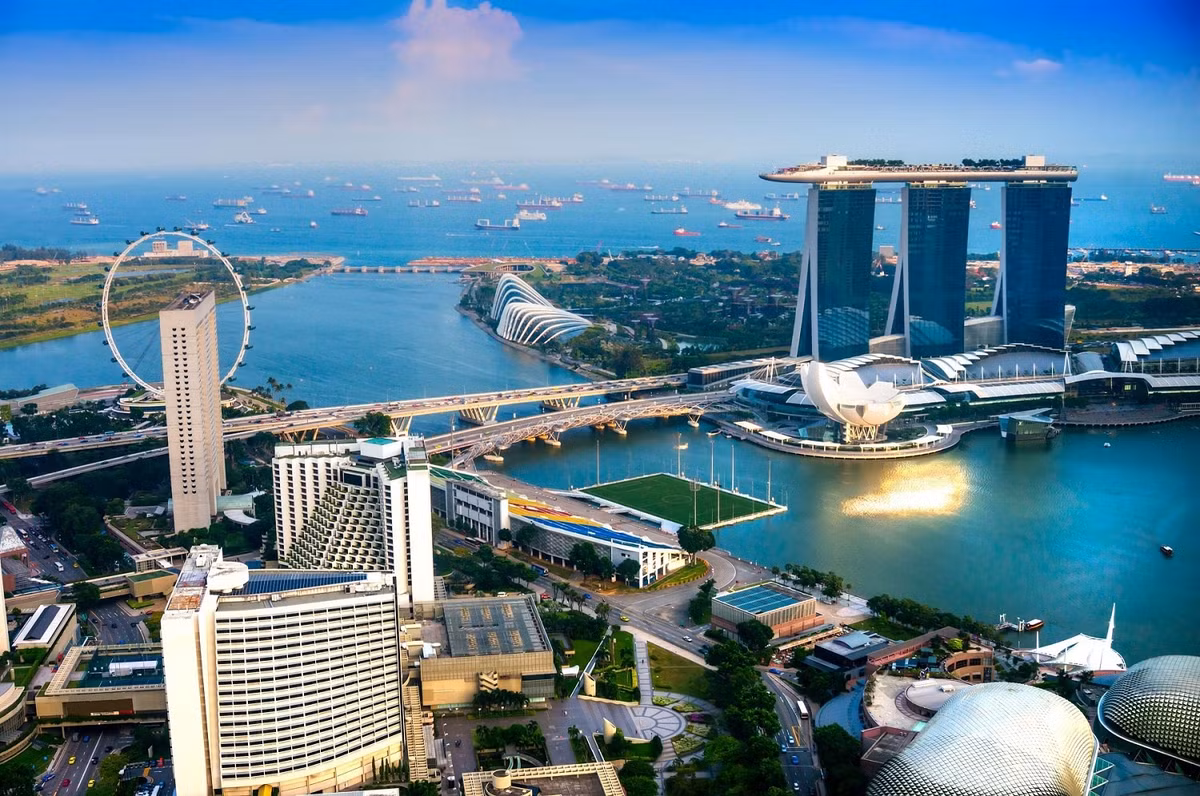 Singapore: Đảo quốc sư tử là một trong những điểm đến du lịch phổ biến nhất khu vực. Singapore nổi tiếng với những tòa nhà chọc trời và lối sống hiện đại. Đây cũng là nơi giao thoa văn hóa bởi dân số đa dạng, pha trộn ảnh hưởng giữa người Hoa, Mã Lai và Ấn Độ. Các điểm tham quan hàng đầu với du khách bao gồm Marina Bay Sands, Gardens by the Bay, Vườn bách thảo Singapore, Universal Studios... Ảnh: Masterlu/Depositphotos.