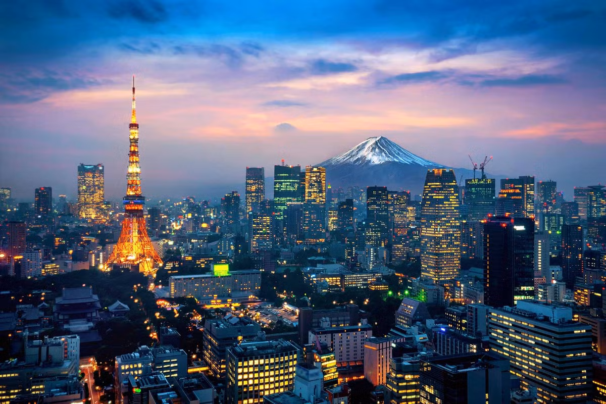 Tokyo, Nhật Bản: Tokyo là một đô thị sống động, có sự pha trộn độc đáo giữa nét cổ kính và hiện đại. Du khách đến đây dễ dàng bắt gặp những ngôi đền cổ ẩn mình cạnh các công trình kiến trúc hiện đại. Tokyo đón hơn 14 triệu người nước ngoài đến thăm mỗi năm và luôn là một điểm đến du lịch tốt trong nhiều thập kỷ. Rất nhiều điều quyến rũ du khách đến đây như hoa anh đào, sushi, tháp Tokyo, núi Phú Sĩ... Ảnh: Tawatchaiprakobkit/iStock.