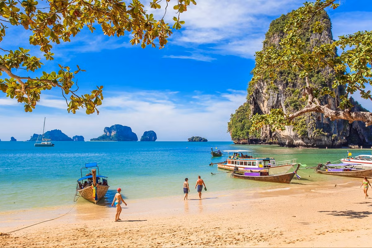 Krabi, Thái Lan: Krabi là điểm nghỉ mát gần bờ biển Andaman nổi tiếng với thiên nhiên ngoạn mục, những núi đá vôi lởm chởm, bãi biển cát trắng, hang động và các ngôi đền độc đáo. Những điểm nổi tiếng ở đây có thể kể đến Wat Tham Sua (chùa Hang Cọp), Khao Kanab Nam, Koh Phi Phi và Koh Poda. Du khách ở Krabi cũng có thể tận hưởng cuộc sống về đêm sôi động và đắm mình trong những hoạt động nhảy bungee, leo núi đá, đạp xe địa hình, cưỡi voi, chèo thuyền kayak... Ảnh: Faust__/iStock.