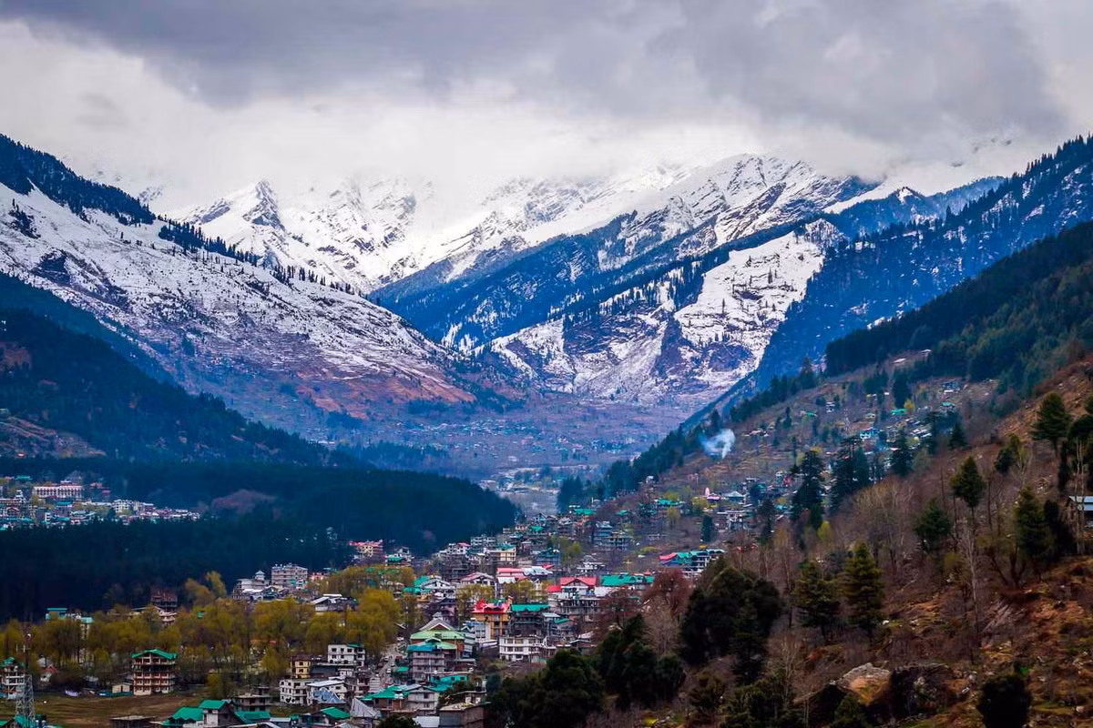 Manali, Ấn Độ: Với những thung lũng ngoạn mục, núi phủ tuyết và các khu rừng sồi và thông tươi tốt, Manali là một điểm đến lãng mạn ở bang Himachal Pradesh, Ấn Độ. Địa danh nổi tiếng nhất ở đây là ngôi đền Hadimba Devi tuyệt đẹp nằm giữa khu rừng thanh bình. Ngoài ra, du khách cũng có thể trải nghiệm nhiều hoạt động ở Manali như đi bộ đường dài, trượt tuyết, dù lượn, cưỡi ngựa và zorbing. Ảnh: Rajatk.
