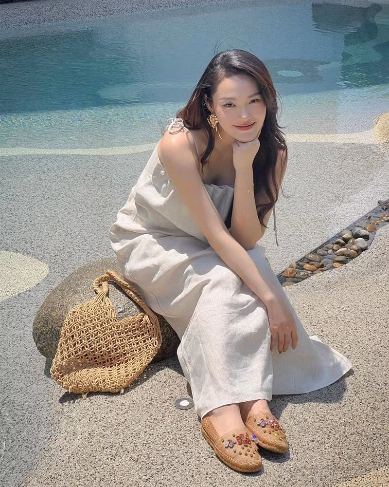 Về trang phục, nữ ca sĩ thường ưu tiên bộ đồ suông dáng rộng, kiểu đơn giản.