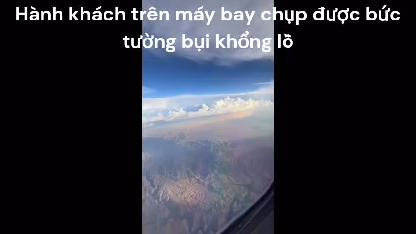 Video: Hanh khach tren may bay chup duoc buc tuong bui khong lo