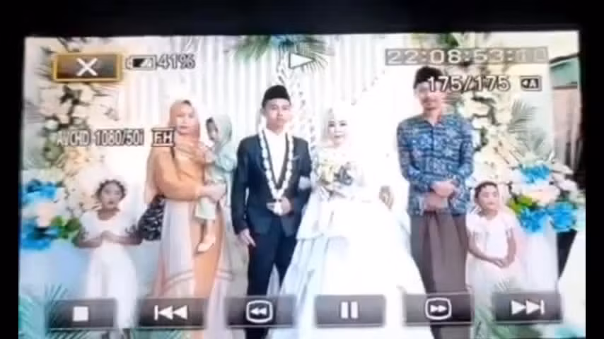 Video: Bò "điên" lao vào đám cưới, phản ứng bất ngờ của chú rể Video: Bo
