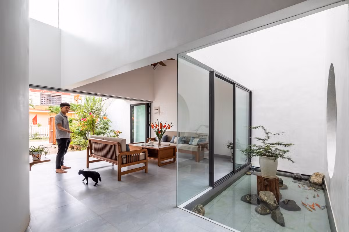 Bức bình phong và hồ nước được chạm khắc đầy nghệ thuật thường thấy trong kiến trúc bản địa, được tái hiện trong ngôi nhà với ngôn ngữ hiện đại, mang đến sự sang trọng và tăng thêm dấu ấn cá nhân cho bàn thờ, khẳng định mối liên hệ giữa đời sống tinh thần và đời sống hiện đại.