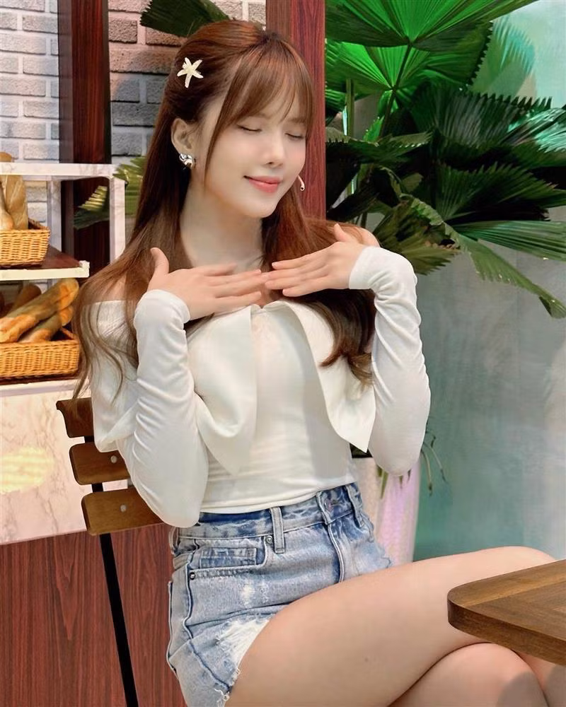 Cô cũng chuộng những mẫu quần short, giúp tôn đôi chân thon dài.