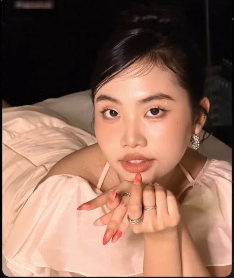 Cô nàng còn có những hình ảnh "giường chiếu" với những pose dáng ngày càng nữ tính. Cách đây không lâu, Phương Mỹ Chi vừa khiến nhiều người bất ngờ khi cho biết đã tạm dừng việc học để tập trung con đường ca hát. Nữ ca sĩ cũng trở thành một "chủ tịch" khi tự mở một công ty riêng phục vụ sự nghiệp âm nhạc của mình. Cũng từ khoảng thời gian đó, "cô bé dân ca" dần thay đổi phong cách thời trang. Không còn những bộ trang phục nhí nhảnh như trước, những tháng gần đây, Phương Mỹ Chi luôn xuất hiện với ngoại hình chỉn chu, trang phục ngày càng trưởng thành và nữ tính hơn.