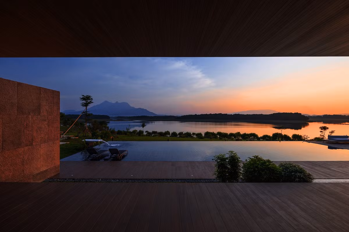  Ngôi nhà hướng ra hồ để tối đa hóa số lượng không gian với tầm nhìn ra cảnh quan tuyệt đẹp.