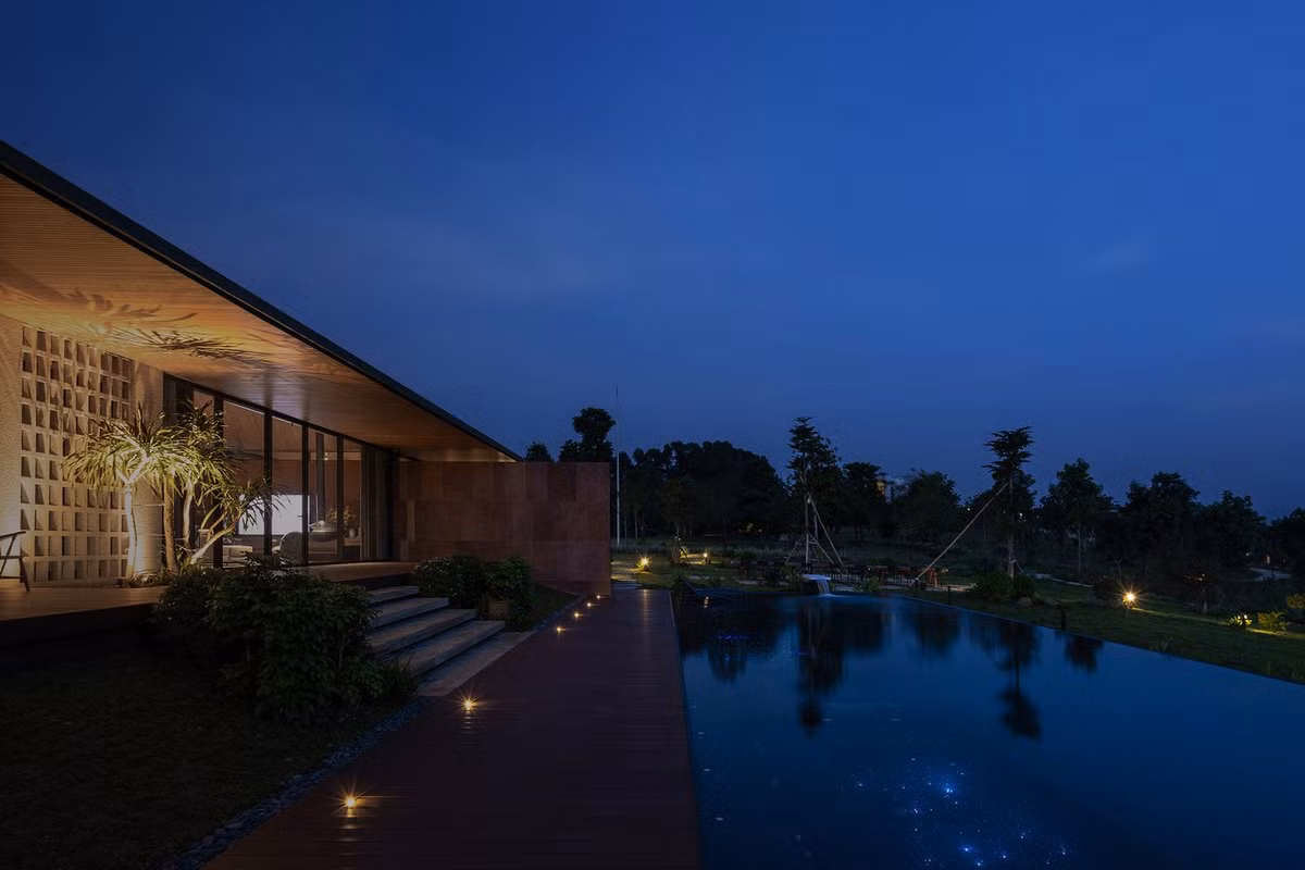 Kiến trúc sư mong muốn công trình đáp ứng hai mục tiêu. Thứ nhất, thúc đẩy sự tương tác đa chiều của con người với thiên nhiên: trong - ngoài, trên - dưới, trước - sau. Thứ hai, sử dụng hợp lý các vật liệu đặc trưng của địa phương, vì đá tổ ong là nguồn tài nguyên thiên nhiên có hạn.
