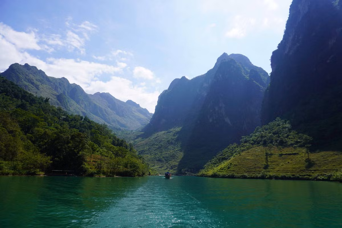 Dưới chân hẻm vực, không khí mát lạnh. Ảnh: Nguyên Phong