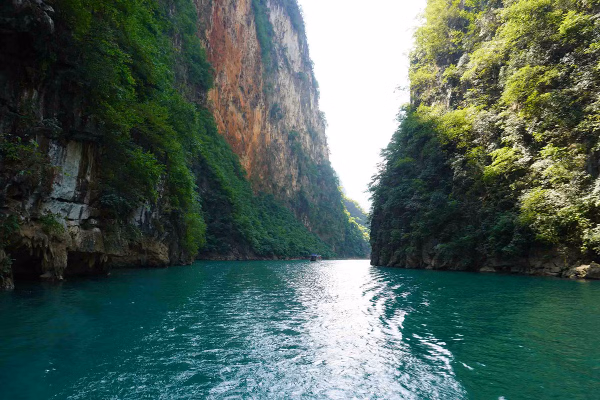 Di thuyen ngam canh sac tuyet dep doi bo song Nho Que