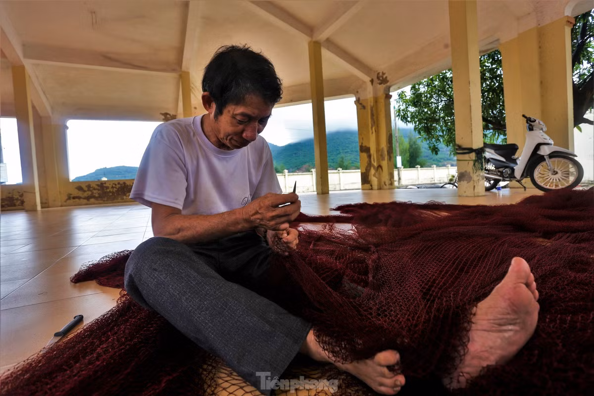 Ngư dân đan lưới, ngư cụ mới cho tàu thuyền vươn khơi bám biển.