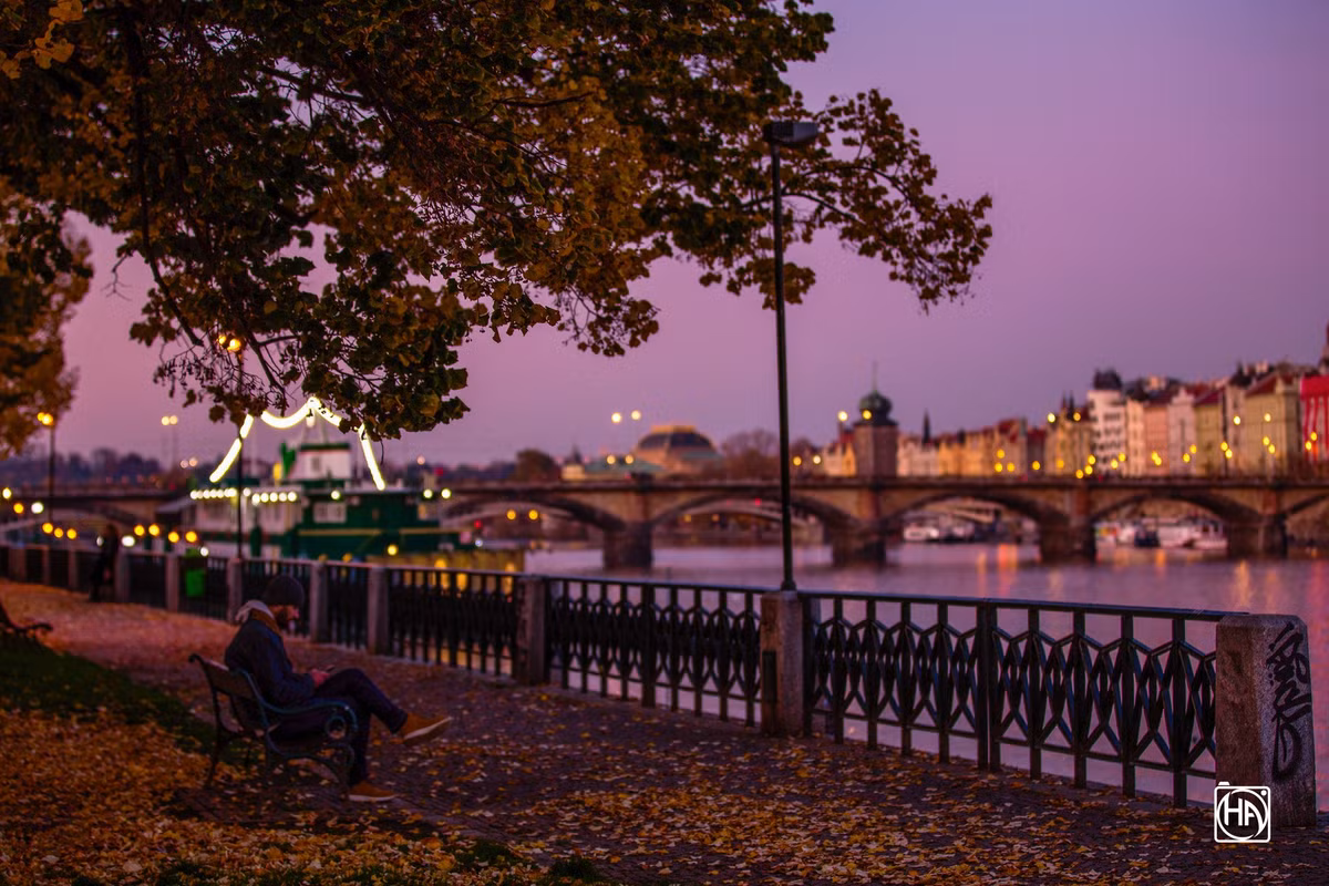 Khi hoàng hôn dần buông, thành phố lên đèn, khung cảnh ở Praha càng thêm ấn tượng, xứng đáng với những danh hiệu mỹ miều mà du khách ví von: “Trái tim của Châu Âu”, “Vương miện của thế giới”...