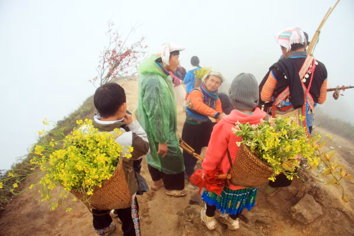 Trẻ em mưu sinh trên 'sống lưng khủng long' nhưng không có cảnh chèo kéo, xin tiền du khách...