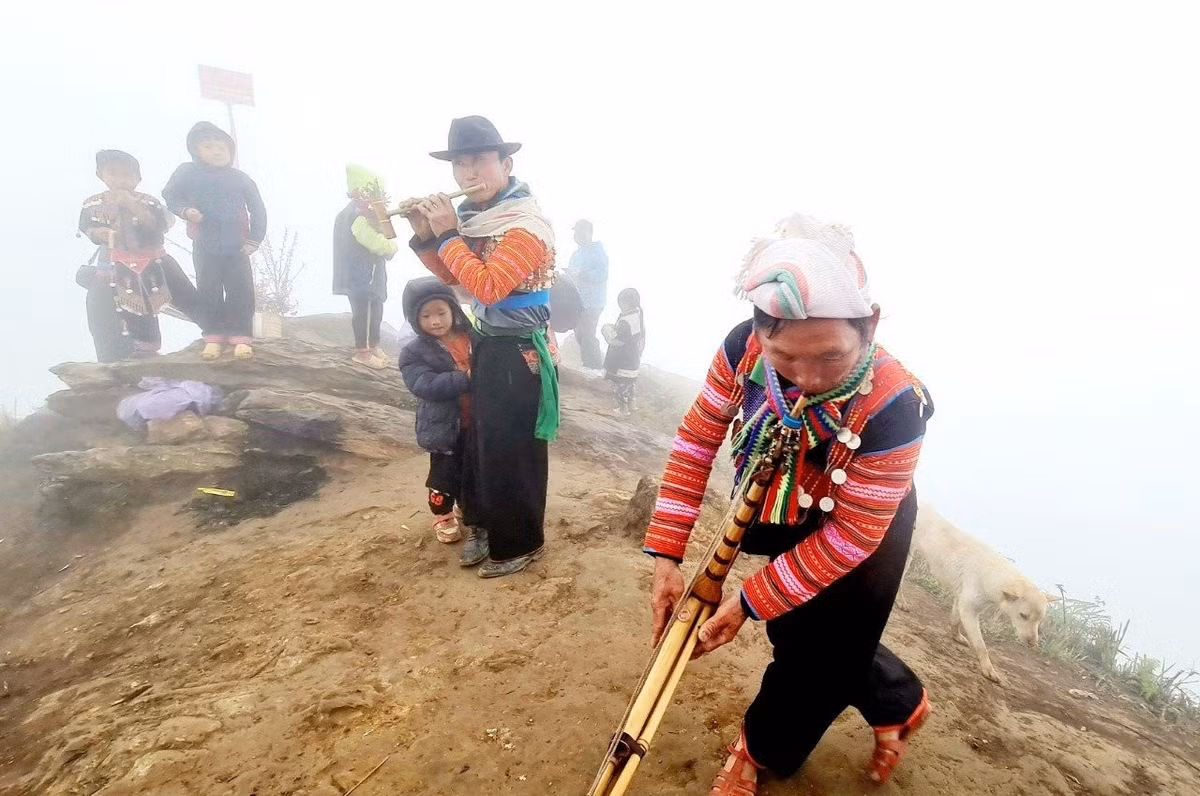 Những người đàn ông Mông say sưa thổi khèn, thổi sáo, nhảy múa giới thiệu nét văn hóa truyền thống của dân tộc mình.