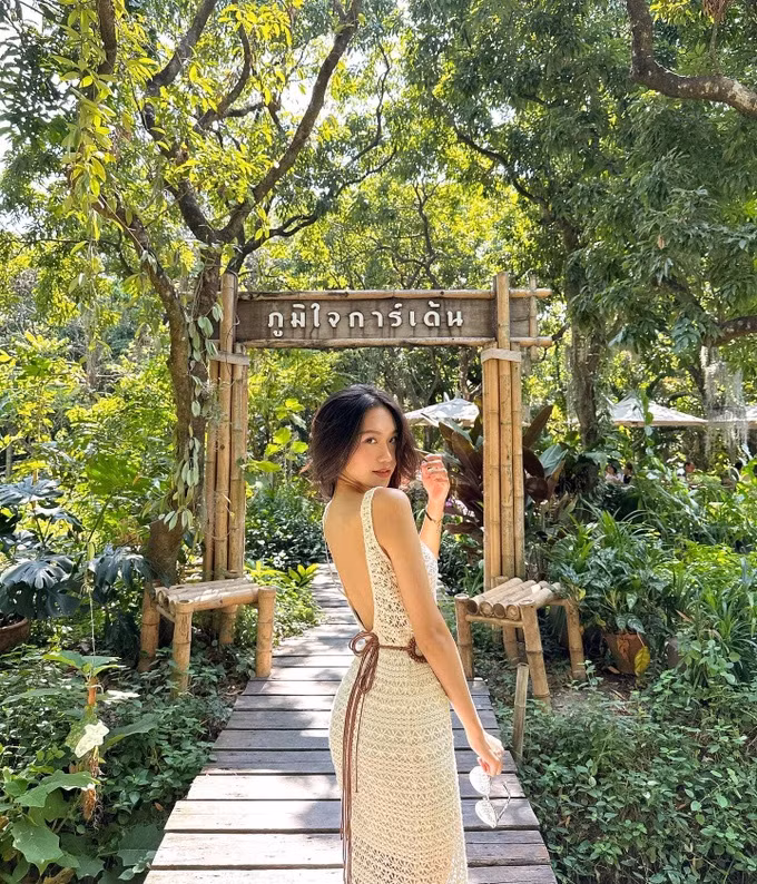 Thoi trang khoe eo 55cm “hut hon” cua ban gai Doan Van Hau-Hinh-10