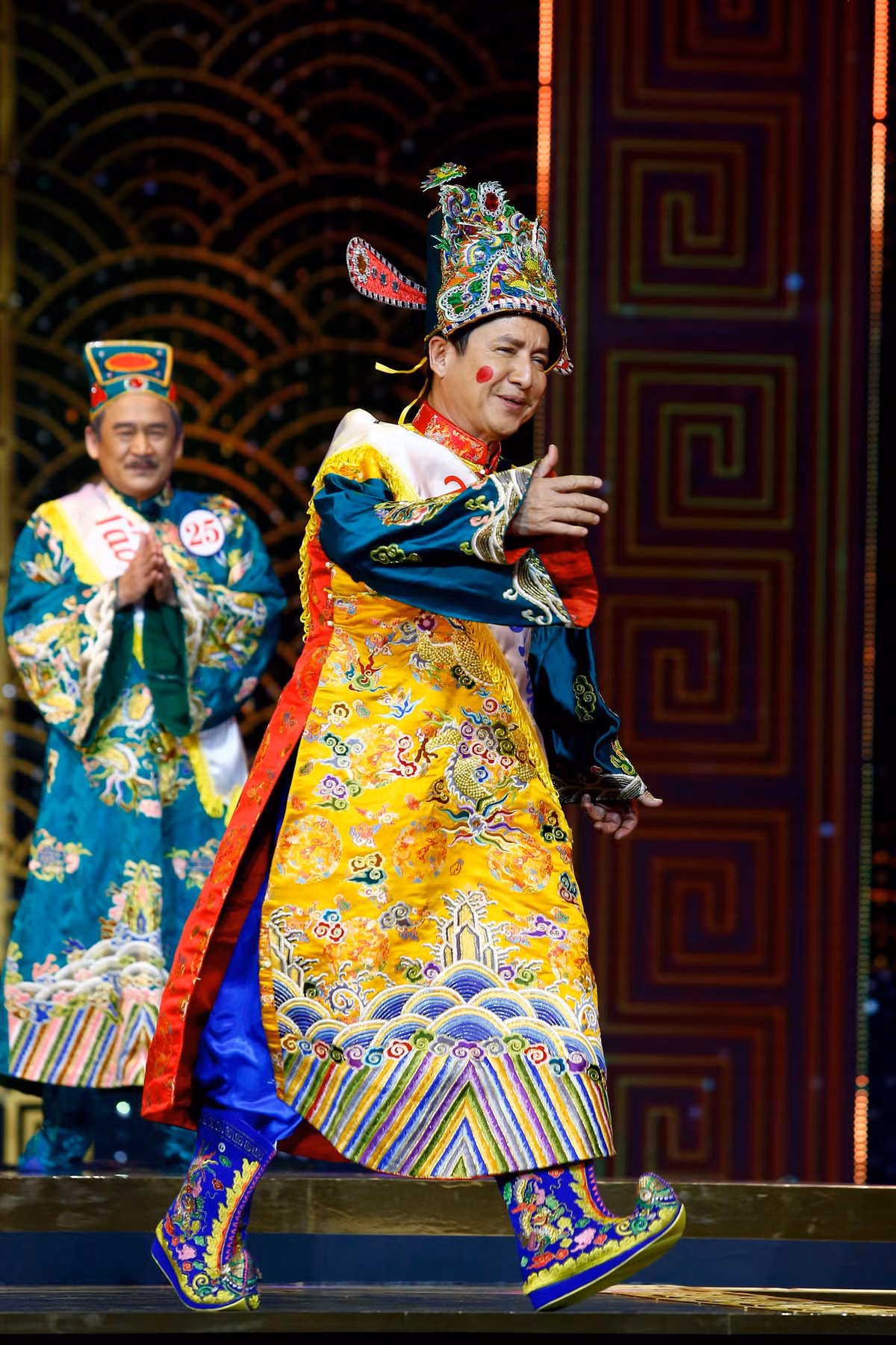 Táo Giao thông, do nghệ sĩ Chí Trung thể hiện, có loạt câu thoại như "Tôi không hứa sẽ làm giảm tắc đường nhưng tôi hứa sẽ khiến nhiều người tắc đường cùng bạn", "Tính tình không thích lòng vòng nhưng thích tạo ra những đường cong trong lòng thành phố". Nhiều khán giả tâm đắc với câu mách nước châm biếm từ Táo Giao thông: "Chúng ta nên nhúc nhích một chút để tỏ ra vẫn làm việc".