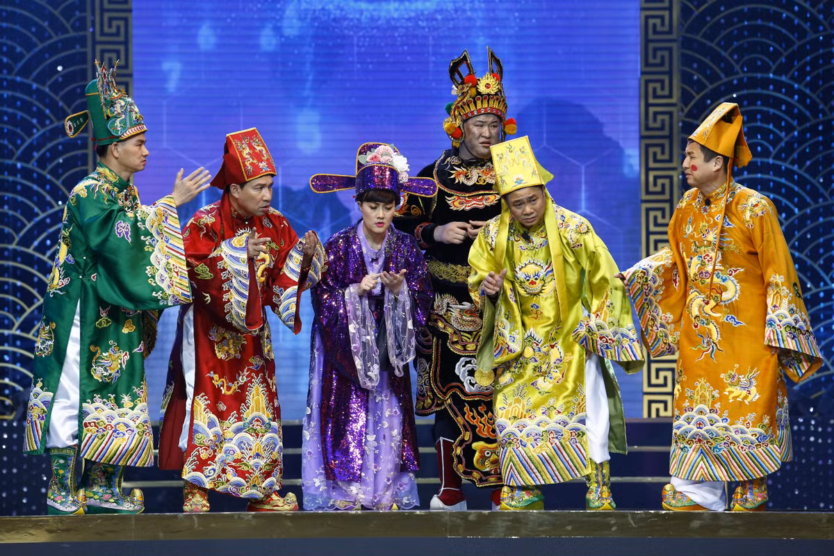 "Bắt tay thay cho phong bì", "Đề này giống đề đổi mới giáo dục, trông rất khắm" là những câu nói khác được đưa vào kịch bản Táo quân 2023.