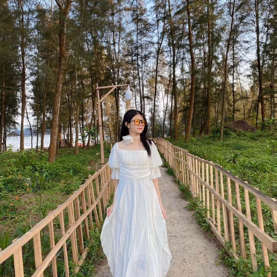 Ảnh: @ontheway_diaries, @caichienisland, @ngoc.anh.173, @phuong.chip2607. Du khách cũng có thể thuê xe đạp đôi hoặc xe máy để vi vu khắp đảo. Với núi non hùng vĩ và cảnh sắc nên thơ, trên đường đi bạn sẽ bắt gặp nhiều chỗ có thể dừng chân lại chụp ảnh. Ngoài ra, check-in khu nhà container bỏ hoang, đốt lửa trại trên biển, thưởng thức BBQ với người thân, bạn bè là những hoạt động đáng trải nghiệm khác. Cách di chuyển ra đảo Từ Hà Nội, du khách bắt xe khách đi Móng Cái và xuống ở điểm ngã tư ngân hàng Hà Cối, Hải Hà. Tại đây, bạn bắt xe taxi hoặc xe ôm để di chuyển ra cảng Ghềnh Võ, rồi đón phà đi đảo Cái Chiên. Đảo Quan Lạn Quan Lạn cũng luôn là cái tên quen thuộc trong bản đồ điểm du lịch trốn nóng ở Quảng Ninh. Hòn đảo thu hút du khách với những bãi biển trong xanh, cát trắng trải dài như bãi Minh Châu, Quan Lạn, Sơn Hào và Robinson. Trong đó, bãi tắm Quan Lạn được nhiều người đánh giá là đẹp nhất bởi có hàng cây xanh ngát trải dọc ven dải cát.