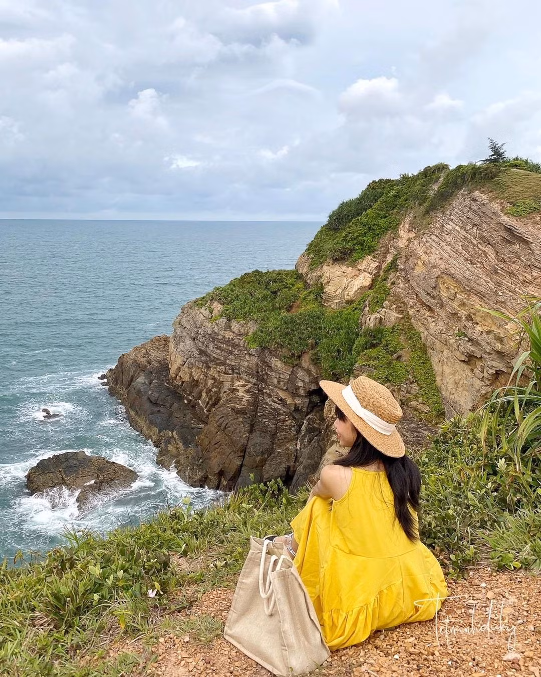 Ảnh: @tetminhduky, @laminee.99, @thaoquyetlinh. Cô Tô có nhiều điểm vui chơi, tham quan như các bãi tắm Vàn Chảy, bãi biển Tình Yêu, bãi biển Hồng Vàn, hải đăng Cô Tô, đảo Cô Tô Con, bãi đá Cầu Mỵ… Bạn có thể dành 2-3 ngày để khám phá hết những điều thú vị tại đây. Đặc biệt, ngắm hoàng hôn tuyệt đẹp trên biển là trải nghiệm mà du khách không nên bỏ lỡ. Cách di chuyển ra đảo Khách du lịch di chuyển đến Vân Đồn rồi đi taxi đến cảng Cái Rồng. Tại đây, bạn mua vé tàu cao tốc để ra đảo Cô Tô. Đảo Cái Chiên Đảo Cái Chiên nằm ở huyện Hải Hà của tỉnh Quảng Ninh. Hòn đảo này phổ biến với các bạn trẻ, sinh viên trong những năm gần đây. Cảnh quan thiên nhiên nguyên sơ chưa bị tác động nhiều bởi các hoạt động du lịch khiến cho hòn đảo chiếm được cảm tình của du khách. Đến với đảo Cái Chiên, bạn sẽ được hòa mình vào thiên nhiên, tận hưởng khoảng thời gian thư giãn yên tĩnh, thoát khỏi sự vồn vã, vội vàng của phố thị. Trên đảo có những bãi tắm đẹp, chẳng hạn bãi Đầu Rồng, bãi Vạn Cả, bãi Cái Chiên, khu Đuôi Rồng…