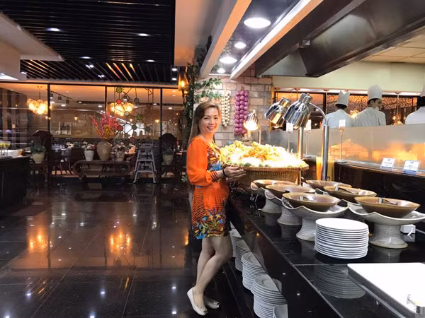 Khi con trai đã trưởng thành, yên bề gia thất, mẹ ruột Phan Hiển tận hưởng cuộc sống hạnh phúc bên bạn đời. Thay vì ở nhà sống tiết kiệm, mẹ ruột Phan Hiển đi du lịch nhiều nơi và tận hưởng cuộc sống như thời còn trẻ.