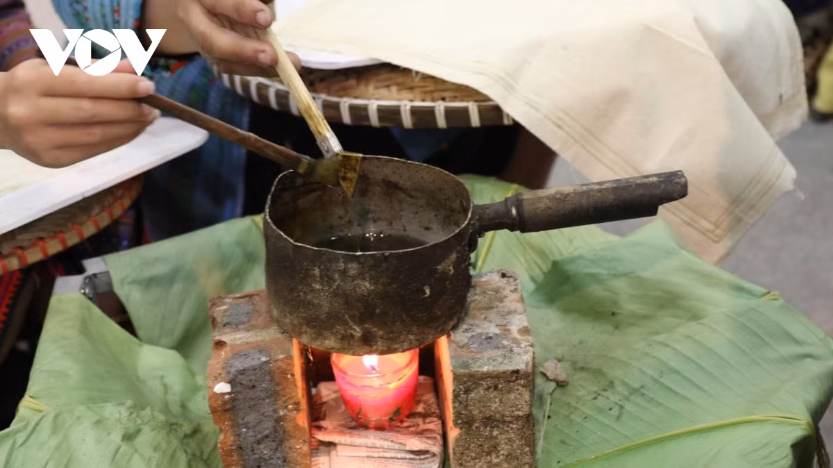 Nếu như người Dao Tiền dùng những mảnh tre vót mỏng uốn hình tam giác, nhúng sáp ong và tạo nên những hoạ tiết phong phú thì người Mông dùng bút bọc đồng vàng để vẽ sáp ong. Khi vẽ, người vẽ luôn phải ngồi bên bếp lửa, chấm bút vào chảo sáp ong đang nóng đặt trên than hồng và đưa tay vẽ những hoạ tiết trên vải. Nghệ nhân Sùng Y Thanh, xã Pà Cò, huyện Mai Châu, Hoà Bình cho biết: “Người mông sẽ dùng cái bút làm bằng đồng vàng, mới giữ được nhiệt sáp ong và vẽ được lên vải. Vẽ từng chi tiết một, mình vẽ thì có thể căn theo các đường viền vải. Khâu khó ở đây là nhiệt nóng của sáp ong, một khi đã biết nhiệt của sáp ong và nhiệt nóng của bút thì có thể vẽ được”. Hào hứng tham gia sự kiện “Sáp ong - sắc chàm” được Bảo tàng Phụ nữ tổ chức mới đây, công chúng không những được chiêm ngưỡng các nghệ nhân người Mông và Dao Tiền trực tiếp thực hiện vẽ sáp ong truyền thống mà còn được học hỏi và tự tay tạo nên những sản phẩm của riêng mình.