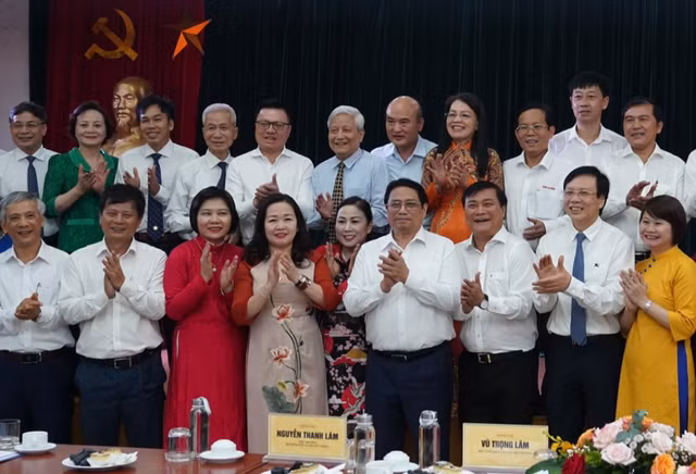 Xây dựng đội ngũ những người làm báo nhân văn, chuyên nghiệp, vì nhân dân phục vụ - Hình 4 Xay dung doi ngu nhung nguoi lam bao nhan van, chuyen nghiep, vi nhan dan phuc vu-Hinh-4