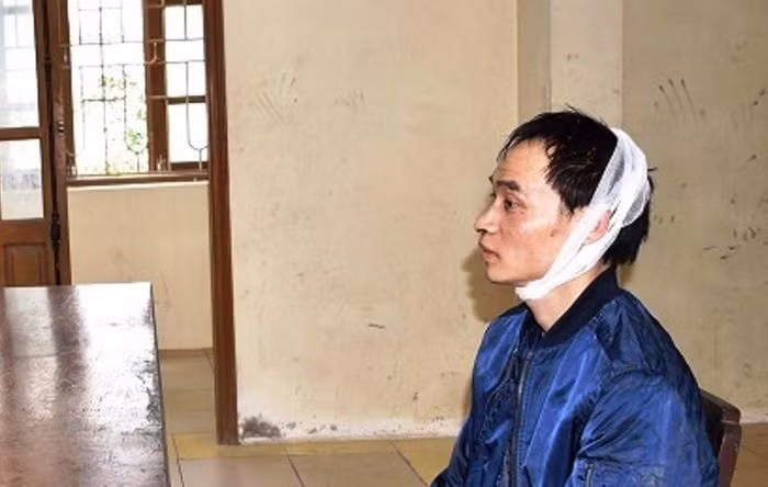 Thanh niên lao ra đường xô ngã nữ sinh, cướp xe máy - Hình 2 Thanh nien lao ra duong xo nga nu sinh, cuop xe may-Hinh-2