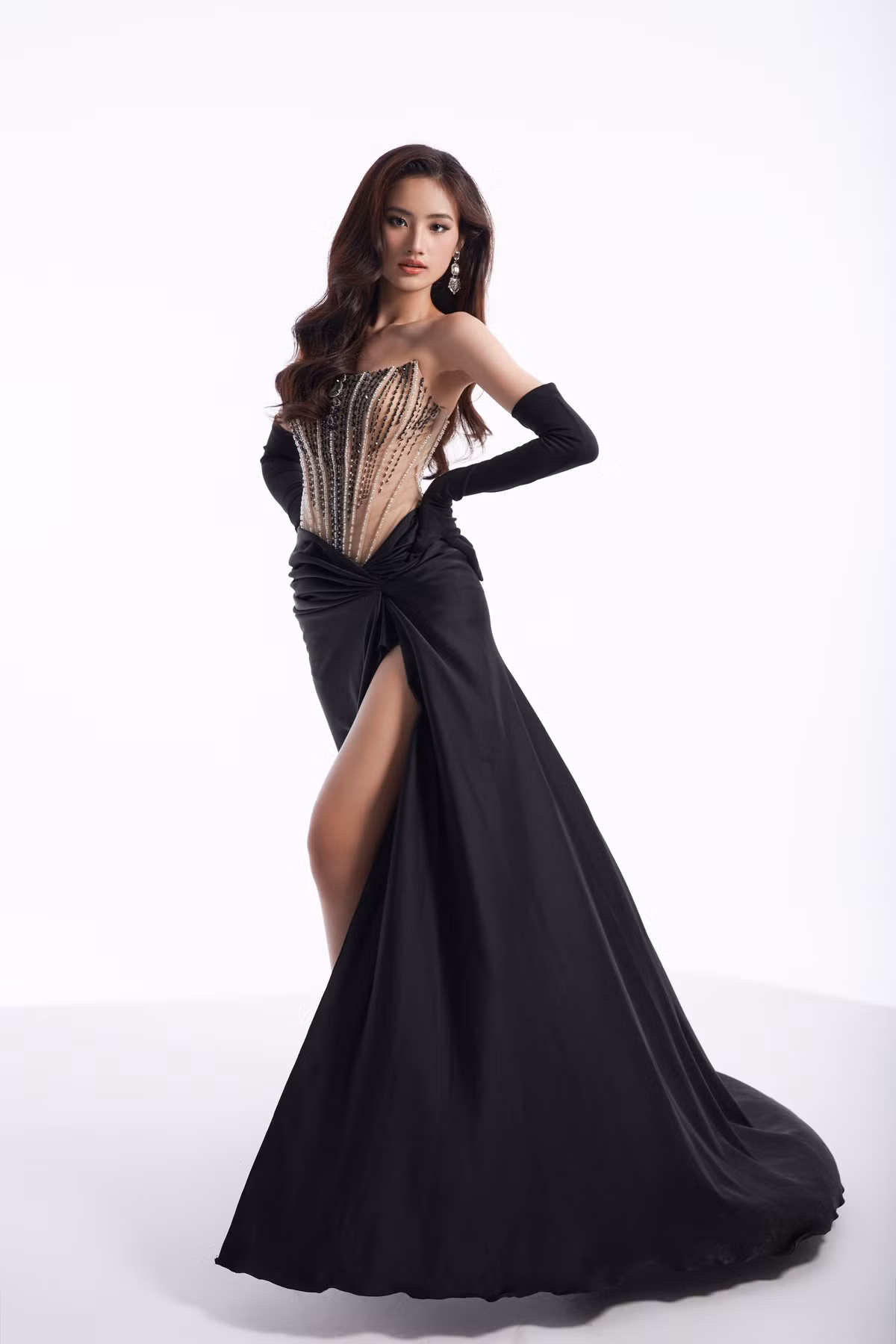 Là thí sinh đầu tiên của tỉnh Bình Định ghi danh ở Miss World Vietnam, Huỳnh Trần Ý Nhi gây ấn tượng với vóc dáng cao, gương mặt ưa nhìn, được nhận xét giống ca sĩ Miu Lê. Theo ban tổ chức, cô gái 21 tuổi là Á khôi Duyên dáng sinh viên Bình Định 2022.