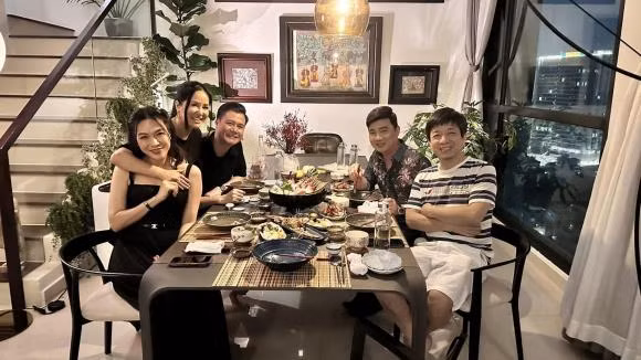 Hong Nhung khoe nha moi, duoc nhom ban toan ca si qua 