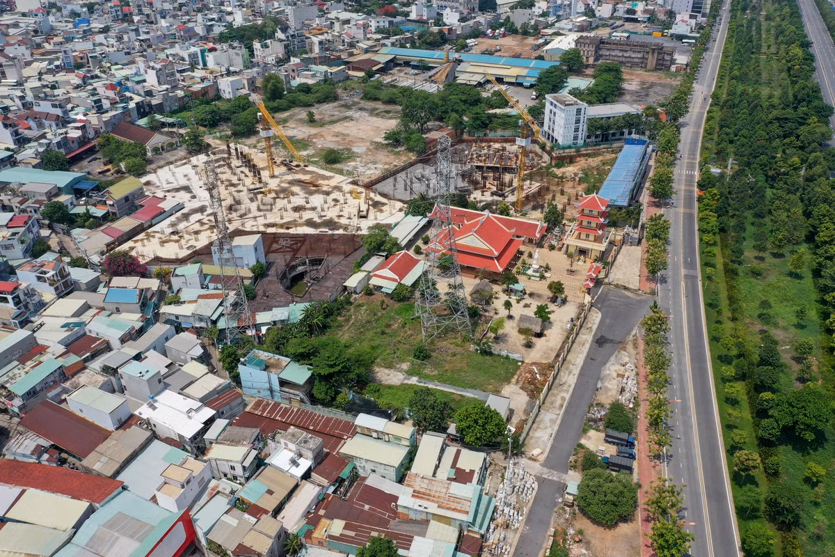 Cách đó khoảng 500 m về phía Xa Lộ Hà Nội là dự án Metro Star của chủ đầu tư C.T Group. Hai tòa tháp cao 30 tầng từ dự án dự kiến cung cấp khoảng 1.500 căn hộ. Sau thời gian gặp vướng mắc về pháp lý, dự án đến nay đã được thi công trở lại.