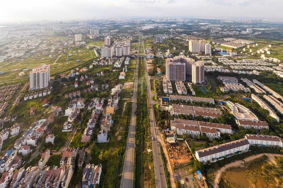 Trong khi đó, dọc tuyến đường Võ Chí Công (TP Thủ Đức), cũng thuộc Vành đai 2, hàng loạt dự án chung cư, biệt thự mọc lên san sát đã được hoàn thiện.